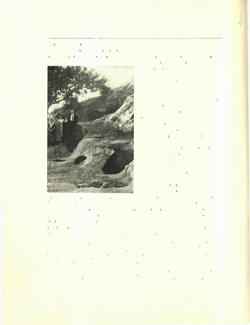 46 Σπυρίδωνος Ν. Μαρινάτου ΑΕ 1932 Εικ. 40. 'Ο τάφος Γ (εν τφ μέσω) μετά τον δρόμον τον έξ Ανατολών. Αί δύο εκατέρωθεν φαινόμεναι δπαί είναι σιροί.