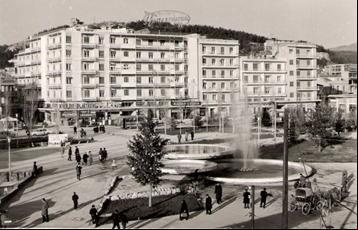 Ένα τριπλό σιντριβάνι από σκυρόδεμα κατασκευάστηκε το 1962 (περίπου στη θέση που ήταν τα οθωμανικά «σουληνάρια») διατηρώντας το νερό ως διαχρονική παρουσία στην πλατεία και προσθέτοντας στο χώρο μια
