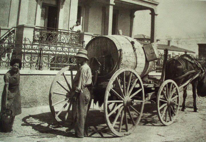 2.Νερουλάς Ο νερουλάς ή νεροκόπος ήταν πλανόδιος πωλητής νερού και αναλάμβανε την τροφοδότηση των σπιτιών, σε πόλεις ή χωριά, που δεν είχαν δική τους προμήθεια.