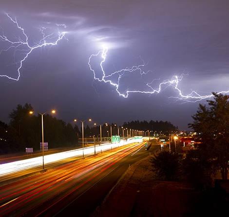 Kapitola II : Ochrana LED svietidiel Kapitola II Ochrana LED svietidiel Ochrana elektronických prvkov proti prepätiu v sieťach verejného osvetlenia Prvky na ochranu proti prepätiu pre dodatočnú