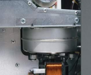 Επίσης κατά μήκος της αριστερής πλευράς της σόμπας θερμού αέρα μεταφέρεται από έναν ειδικό αγωγό με τον αγωγό Ventilatore centrifugo indipendente a 5 velocità, da 150 m3 e pressione statica 280