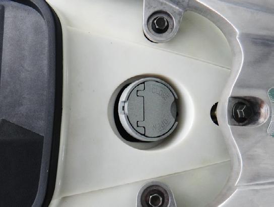 Έλεγχος ποσότητας βενζίνης Εάν ο δείκτης βενζίνης είναι κοντά στην περιοχή «Ε», γεμίστε με αμόλυβδη βενζίνη #9 ή #95 οκτανίων. Γυρίστε το κλειδί της σέλλας και ανασηκώστε τη σέλλα.