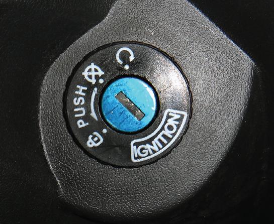 ΧΕΙΡΙΣΜΟΣ Κεντρικός διακόπτης Σ αυτή τη θέση () μπορεί να ξεκινήσει ο κινητήρας και το κλειδί δεν μπορεί να βγει. Σ αυτή τη θέση () σταματά ο κινητήρας και το κλειδί μπορεί να βγει.