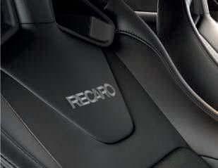 Τα καθίσματα Recaro διατίθενται επίσης και με έγχρωμη ραφή γκρι ή μπλε με τα προαιρετικά πακέτα Custom Upgrade