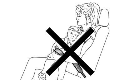 Jedan pojas može da koristi samo jedna osoba: Nemojte držati decu u krilu i vezati pojas da štiti i vas i dete (sl. 98).
