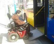 Εξοπλισμός όπως ο ανελκυστήρας αναπηρικού αμαξιδίου μπορεί να απαιτεί τον κινητήρα του οχήματος ενεργοποιημένο.