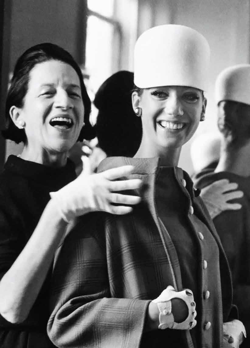 23-25 Μαΐου 2015 Λέξεις & Σκέψεις / Μόδα / Κινηματογράφος Μικρή Σκηνή Ποιος ξεχνάει τον πρωταγωνιστικό ρόλο του Hubert de Givenchy στο Breakfast at Tifanny s (1961); Πόσο ανήκει η Kika (1993) στον