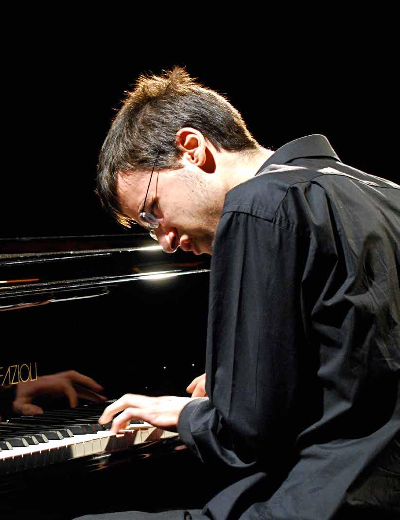 13 Δεκεμβρίου 2014 4ο Πανόραμα Ελληνικής Τζαζ Στα 23 του χρόνια ο Νίκος Αναδολής, με διάκριση από το Βerklee της Βοστόνης και με ένα βραβείο του διεθνούς διαγωνισμού τζαζ πιάνου Martial Solal Ο
