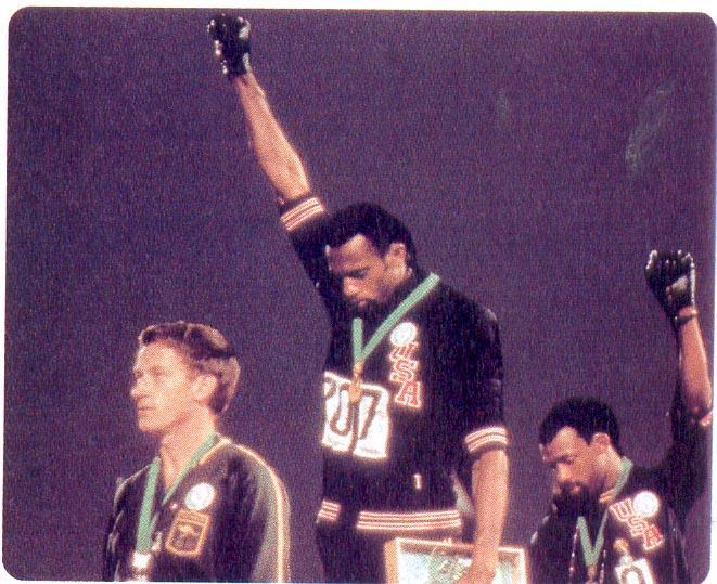 Οι Ολυμπιακοί Αγώνες ως αντιρατσιστικό μέσο ΟΑ Μεξικό 1968 Οι νικητές των 200μ ανεβαίνουν στο βάθρο. Ο Τόμι Σμίθ στην 1 η θέση, ο Τζον Κάρλος στην 3 η.