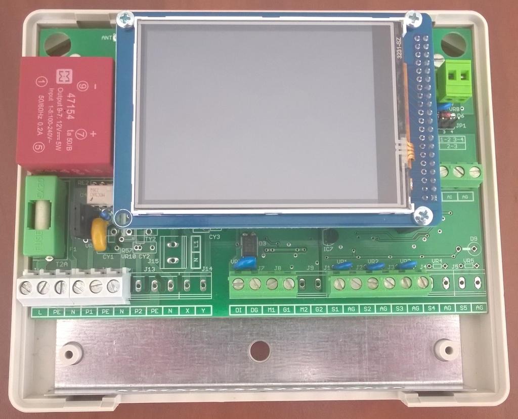 konektor pre pripojenie čerpadla 3 Popis zariadenia 3.1 Popis zariadenia Regulátor má na prednom paneli umiestnený dotykový LCD displej na zobrazenie stavu regulátora a solárneho systému.