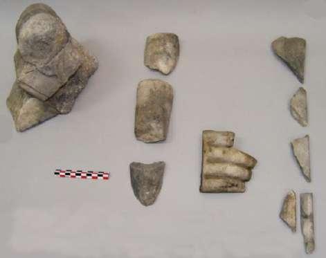 Μαρμάρινα ευρήματα Ρωμαϊκών χρόνων, από την έρευνα του μεγάλου οικοδομήματος στη βόρεια πλευρά του Όρμου: θραύσματα βωμίσκου (αριστερά) και αγαλμάτων (φωτ. ΥΠΠΟΑ).