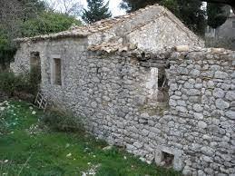 Είναι χτισμένη σε υψόμετρο 90 μέτρα και έχει περίπου 1.