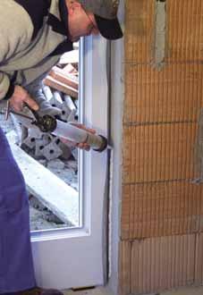 Detail osadenia okna v otvore musí prenášať zaťaženie okna do obvodového muriva cez kotviace prvky, vyrovnávať pohyby rôznych konštrukčných materiálov a kompenzovať nerovnosti stavebného otvoru.