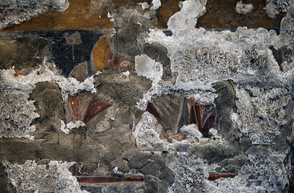 360 Маријана Марковић Имајући у виду живопис у највишој зони источног и западног зида и очуване фрагменте на јужном и северном делу свода нема сумње да је представа Сабор арханђела заузимала највишу