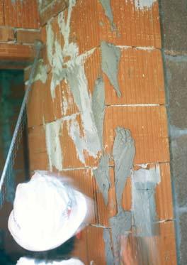 Omietanie Montáž omietacích profi lov Požadované profi ly sa osádzajú na očistený podklad na nárožiach prípadne v ploche steny.