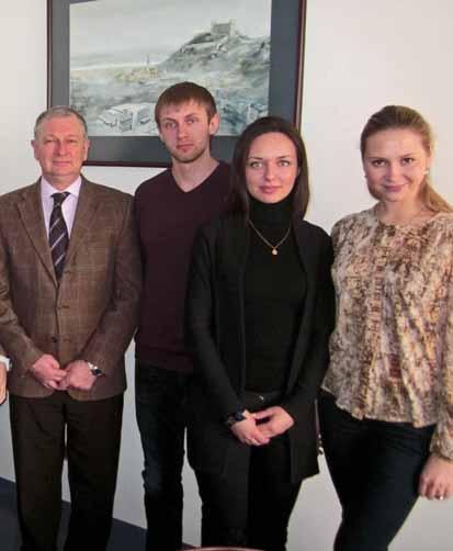 Ruskí študenti pod vedením doc. RNDr. Magdalény Fulmekovej, CSc. (druhá zľava) navštívili aj pobočku Unipharmy v Bratislave. Strediskom ich previedla Larisa Derba a PharmDr.