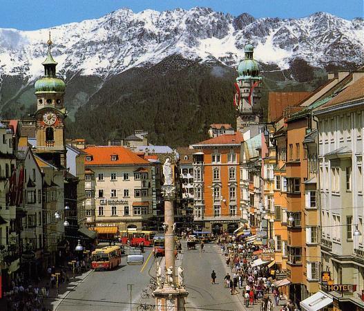 . (Innsbruck) περιτριγυρίζεται από τις χιονισμένες Άλπεις, κτισμένη στην καταπράσινη κοιλάδα που διαρρέεται από τον ποταμό Ίνν.
