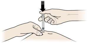 Β ΠΙΕΣΤΕ το έμβολο μέχρι το τέρμα ασκώντας αργή και σταθερή πίεση έως ότου αδειάσει η σύριγγα.