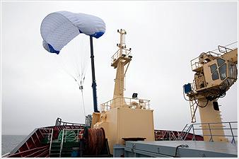 [123] Η εφαρμογή του "Sky-Sailing" και σε αλιευτικό σκάφος Εικόνα: 5-18a : Οι «χαρταετοί» μοιάζουν με μακρόστενα αλεξίπτωτα, που είναι κατασκευασμένα
