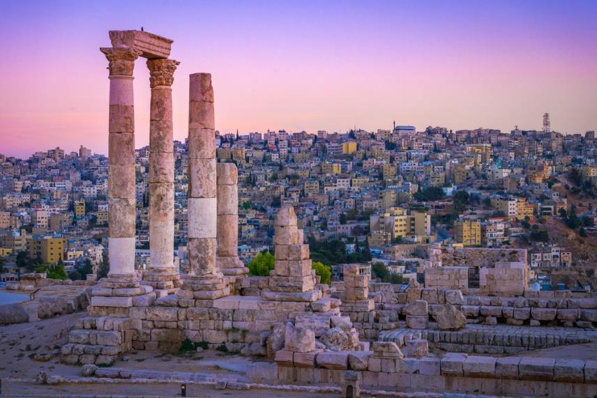 Χτισμένο πάνω σε επτά λόφους μοιάζει να εκπροσωπεί δύο κόσμους, την παλιά και την καινούργια πόλη.