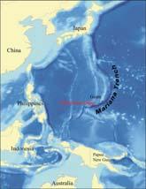Μαζί με τις βαθιές τάφρους, έχει πολλές επίπεδες ράχες (flat-topped topped seamounts) - τα
