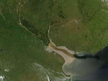 Συγκεκριμένα δέχεται τα νερά απορροής ορισμένων από τα μεγαλύτερα ποτάμια της Γης, συμπεριλαμβανομένων