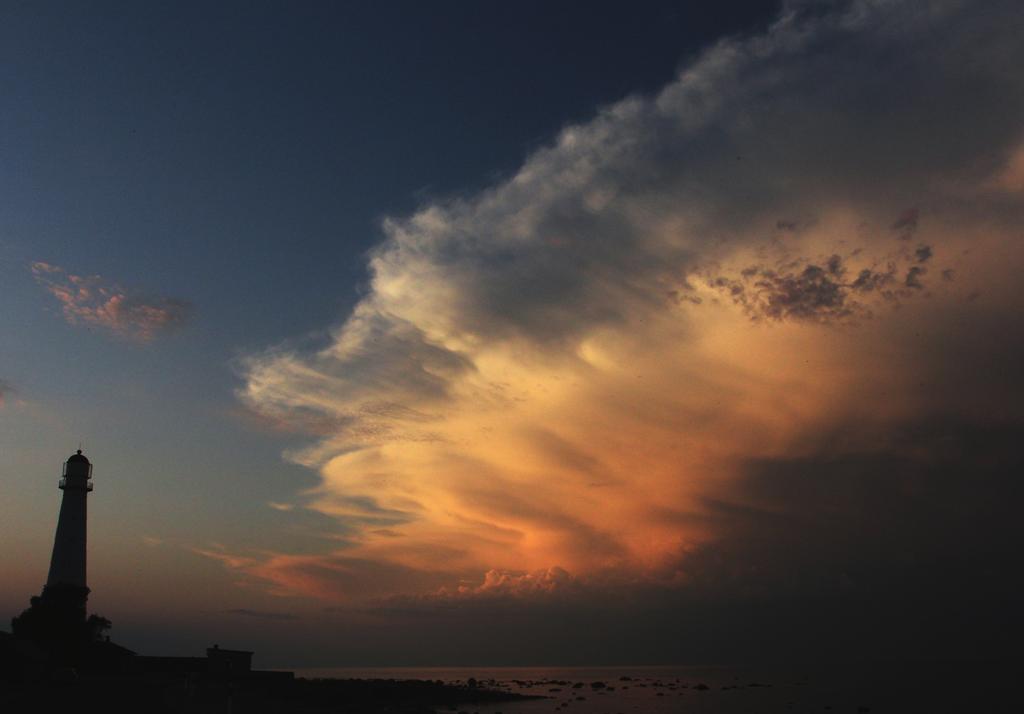 Majesteetlikud rünksajupilved (Cumulonimbus capillatus incus) oma maksimaalse arengu või juba algava hajumise staadiumis: äike hakkab nõrgenema. Ristnas 6.08.