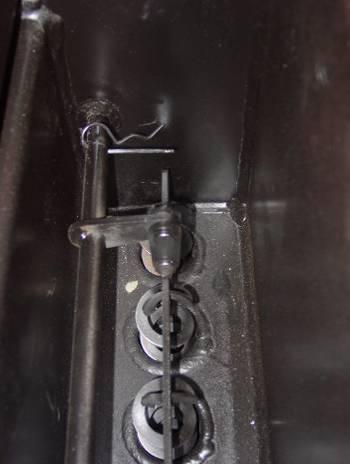 VSAKE POL LETA Odstranimo zgornji pokrov opaža kotla. Čistilni pokrov zadaj zgoraj je pritrjen z dvema vijakoma, ki jih lahko odvijemo ročno. Izvlecite varovalko in bočno ročico mehanizma.