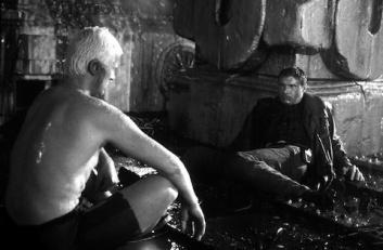 4.7 Blade Runner Στο Blade Runner, ένας φυγάς replicant ( δηλαδή ένα γενετικά κατασκευασμένο πλάσμα, μία ρέπλικα ενός συγκεκριμένου πραγματικού ανθρώπου) κυνηγά έναν ειδικό πράκτορα που έχει ως στόχο
