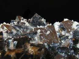 Mineralogický rozbor stanovuje zastúpenie jednotlivých nerastov, ich typ a obsah.