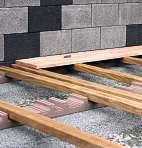 Vybudovanie terasy: Položenie prvkov pásových základov sa vykonáva na rovný a nosný povrch (zosilnená vrstva štrku).