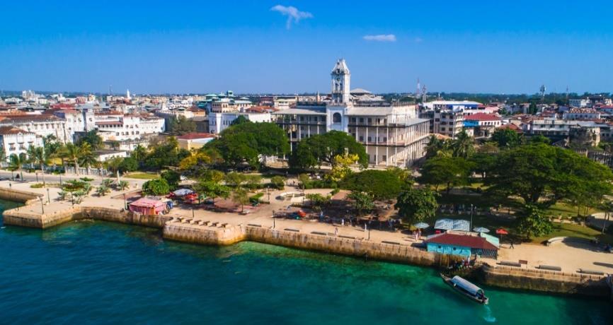 ξύλινες πόρτες, τα περίτεχνα μπαλκόνια και τις εσωτερικές αυλές, τα τζαμιά, τις πλατείες, την Αγορά των Σκλάβων με τα υγρά κελιά όπου τους στοίβαζαν αλυσοδεμένους (η Ζανζιβάρη υπήρξε ένα από τα