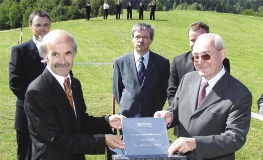 V stremenju po nadaljnji rasti in razvoju sta se leta 2002 dvema divizijama pridruæili novi dve: najprej IMP Klima, nekaj mesecev kasneje Perles.
