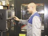 SpecifiËnost laserja je v tako imenovani leteëi optiki, kar pomeni, da ploëevina na delovni mizi miruje, razrez pa vrπi glava z laserskim æarkom, ki potuje po doloëenem programu.