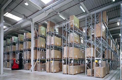 4 Ράφια Παλέτας Back-to-Back Κεκλιμένα Ράφια (Live Storage Pallet Racks) Ιδανικό σύστημα αποθήκευσης για τη διευκόλυνση στον έλεγχο εμπορευμάτων με ημερομηνία λήξης.