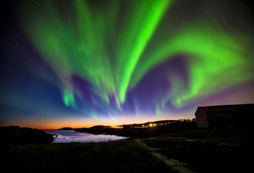 Fenomenele electrice si magnetice se observa pretutindeni in natura -AURORA- Fenomen intalnit in Arctica (aurora boreala) si Antarctica (aurora