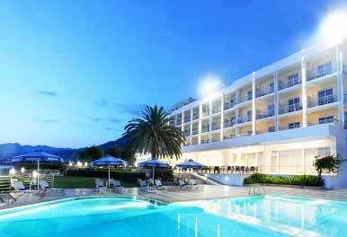 Dolce Attica Riviera Athens 4* Βραυρώνα Το Dolce Attica Riviera βρίσκεται ακριβώς μπροστά στην παραλία του κόλπου της Βραυρώνας. Το κέντρο της Αθήνας βρίσκεται σε απόσταση 37 χιλιομέτρων.