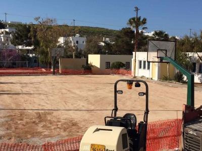 Γυμνάσιο Νάουσας Με την επισκευή του παλαιού κτιρίου λύθηκε το χρόνιο ζήτημα της στατικής του ανεπάρκειας (Δήμος Πάρου) Έγινε αλλαγή του τάπητα στο Γήπεδο