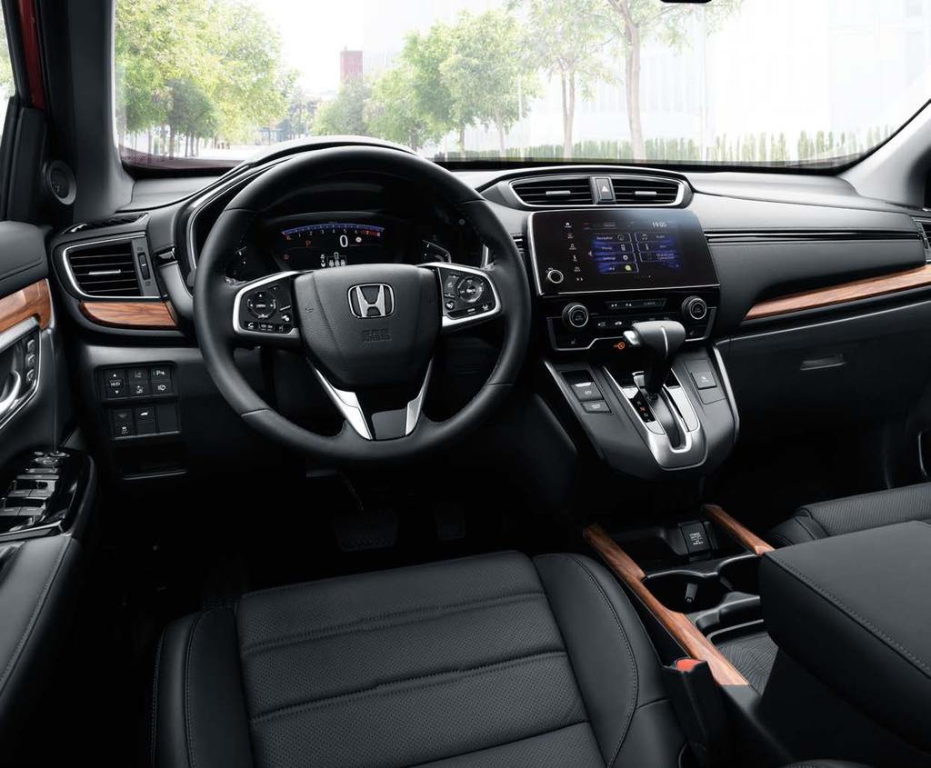 Prikazan model je CR-V 1.5 VTEC TURBO Executive v Premium Crystal Red Metallic barvi in s črno usnjeno notranjostjo.