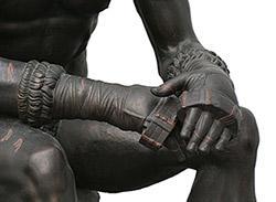 Τέλος, στα ρωμαϊκά χρόνια οι πυγμάχοι χρησιμοποιούσαν ένα πυγμαχικό γάντι ενισχυμένο με σίδερο και μολύβι.