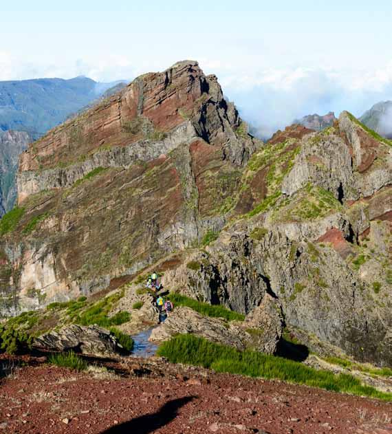 26 ZAHRANIČIE / MEDZINÁRODNÁ SPOLUPRÁCA Pohľad z Pico Arieiro Poostrov Ponta de Sao Lourenco Pôsobivé scenérie cestou na najvyšší vrch Pico Rui vo miesto a preto je potrebné uhýbať sa skupinám
