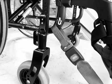 Τα αρθρωτά/ανυψούμενα υποστηρίγματα ποδιών δεν θα πρέπει να χρησιμοποιούνται σε ανυψωμένη θέση όταν η αναπηρική πολυθρόνα και ο χρήστης μεταφέρονται και η αναπηρική πολυθρόνα συγκρατείται από το