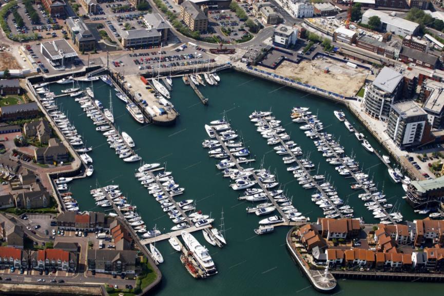 διαμερισμάτων. Το συγκρότημα κατοικιών (Admirals Quay), που αναπτύσσεται δίπλα από το ξενοδοχειακό συγκρότημα, διαθέτει 300 διαμερίσματα.