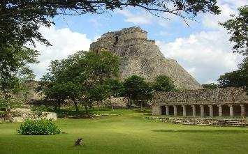 Στη συνέχεια θα µεταφερθούµε, µέσω µιας καταπράσινης διαδροµής στο Τικάλ, που είναι ένας από τους σηµαντικότερους αρχαιολογικούς θησαυρούς του κόσµου, παλιά πρωτεύουσα των Μάγιας.