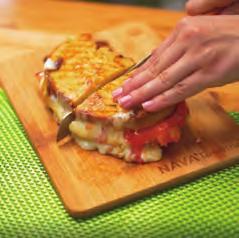 grilled cheese Κόβουμε τη ντομάτα σε 4 φέτες και την ψήνουμε σε σχαροτήγανο μαζί με το