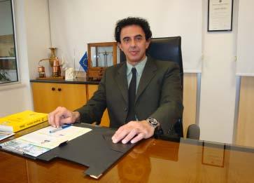 Ïé Üíèñùðïé ìáò Σε αυτό τ τεύχς παρυσιάζυμε ένα από τα μηεκτελεστικά μέλη τυ Διικητικύ μας Συμβυλίυ, τ ν κα θ η γ η τ ή Κ ρ ι ς Μ ά ρ ι τ.