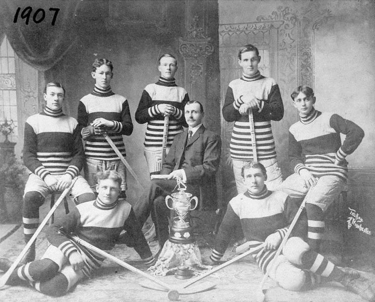 Hra sa začala rýchlo rozvíjať a v roku 1917 vznikla National Hockey League (NHL).