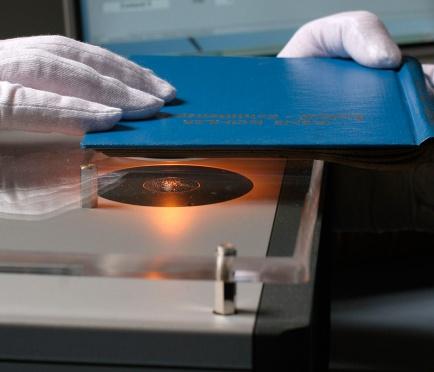 Pri identifikácii neznámych vzoriek odobratých z objektov kultúrneho dedičstva sú významné chromatografické metódy, ktoré spočívajú v separácii zložitých zmesí a následne stanovení ich chemického