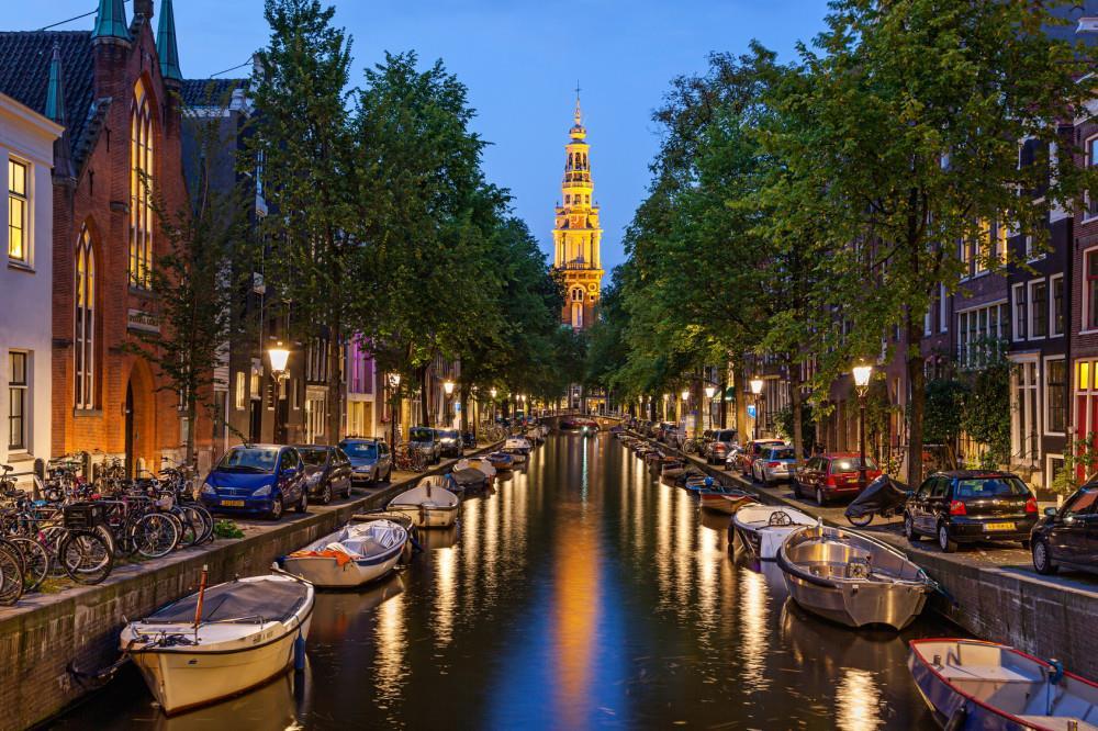 Ο παραδοσιακός "Μύλος του Rembrandt" στις όχθες του ποταμού Άμστελ, το εντυπωσιακό στάδιο Αρένα, η Heineken, το επιβλητικό Rijksmuseum, η πανύψηλη Δυτική Εκκλησία, το μοναδικό παλάτι του Βασιλιά, ο