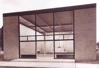 Illinois Institute of Technology Chapel, Ludwig Mies van der Rohe Грађевине компоноване уз помоћ билатералне симетрије представљају најједно став